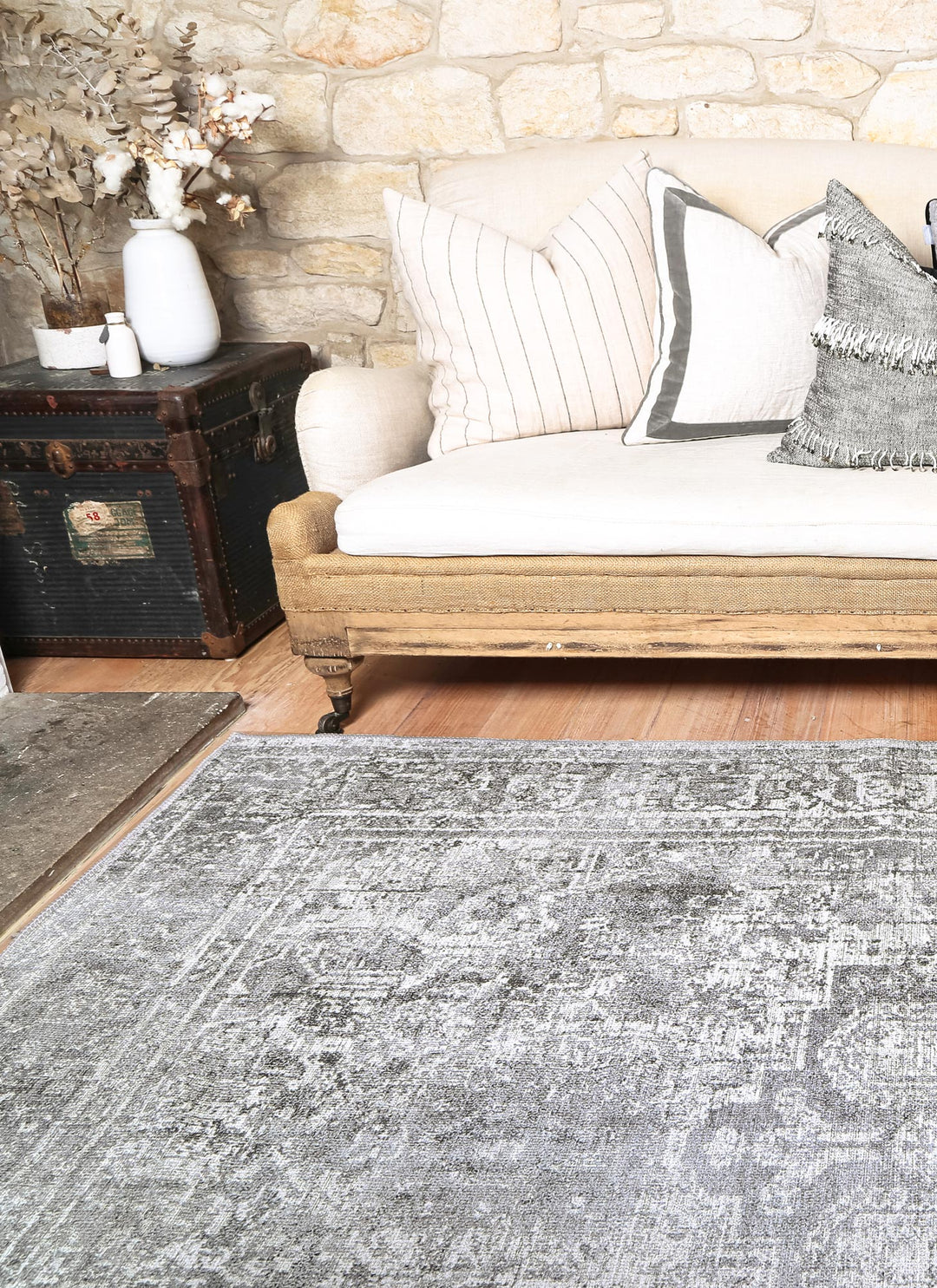Vintage Crown Chilaz Grey Distressed Vintage Rug - (2085-04)